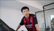 身穿一套米兰球衣!张雪峰此前在公司用跑步机备战马拉松