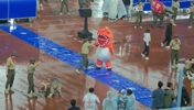 苏超常州奥体中心恐龙“吃人”事件,周围咋没有人制止一下🤣