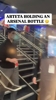 网友拍到阿尔特塔拿着一瓶类似曼城球迷玩梗的“阿森纳水瓶”走过