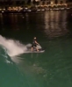 他还是那么爱冲浪!库尼亚在巴西人造波浪上夜间冲浪🏄♂️