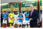 西班牙国王费利佩六世观战西班牙vs乌拉圭 并到更衣室向球队致意